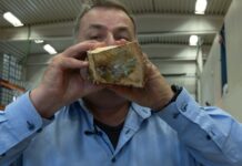 – Ved er som rødvin, den eldast med verdighet